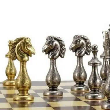 Juego de ajedrez de metal chapado en oro y plata 