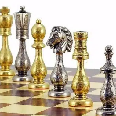 Juego de ajedrez de metal chapado en oro y plata 