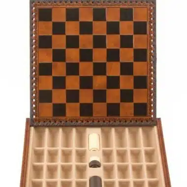 Caja Napoleon II entreabierta en vertical, pieza blanca colocada sobre los compartimentos