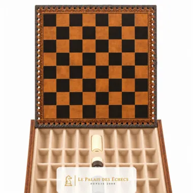 Caja Napoleon II entreabierta en vertical, pieza blanca colocada sobre los compartimentos