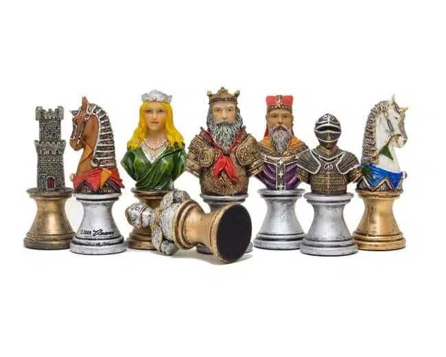 Conjunto Busto Medieval IV Tablero de Ajedrez con Almacenamiento en Similcuero & Juego de Ajedrez en Resina Pintado a Mano - Imagen 2