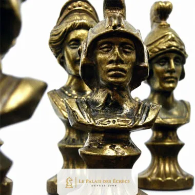 Piezas de ajedrez de metal dorado, bustos romanos detallados, primer plano