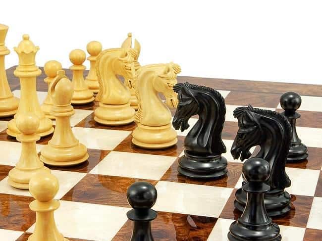 Conjunto Canterbury Tablero de Ajedrez en Raíz de Nogal Lacado & Juego de Ajedrez en Madera de Ébano - Imagen 4