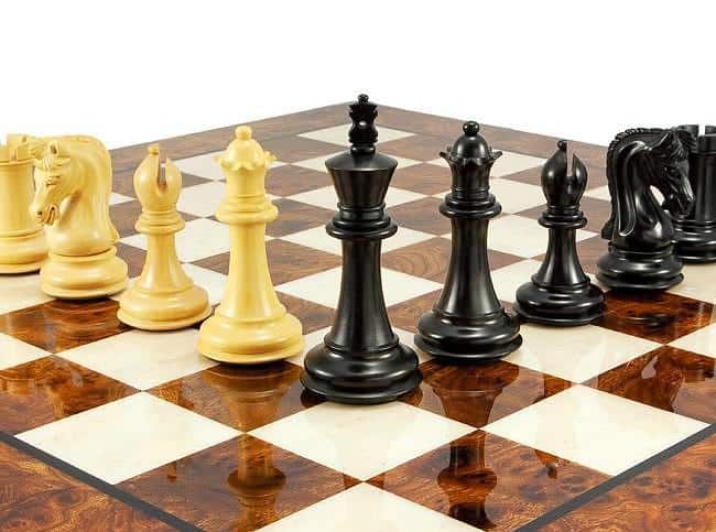 Conjunto Canterbury Tablero de Ajedrez en Raíz de Nogal Lacado & Juego de Ajedrez en Madera de Ébano - Imagen 5