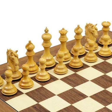 Alternative view of Conjunto Caballero Tablero de Ajedrez de Madera de Nogal y Arce & Juego de Ajedrez de Madera de Ébano