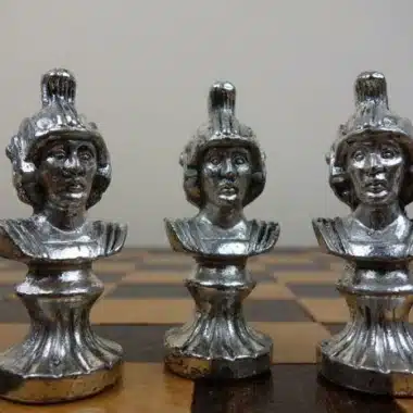Tablero de ajedrez con almacenamiento y juego de ajedrez de metal Roman Bust Set II - Imagen 5