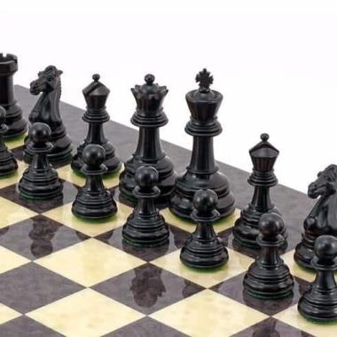 Ensemble "Cheltenham" Echiquier en Bois de Bruyère et d'Orme Laqué & Jeu d'Echecs en Bois d'Ebène et Buis