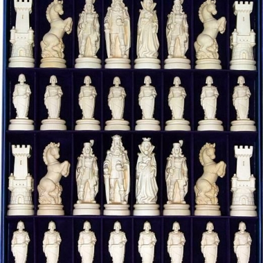 Juego de ajedrez de madera del Caballero de Bérgamo en madera maciza alpina tallada tradicionalmente