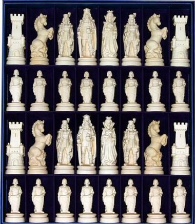 Juego de ajedrez de madera del Caballero de Bérgamo en madera maciza alpina tallada tradicionalmente
