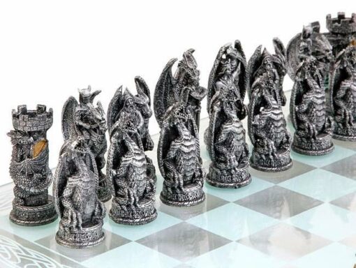 Tablero de ajedrez de cristal "Dragones" y juego de ajedrez de resina pintada