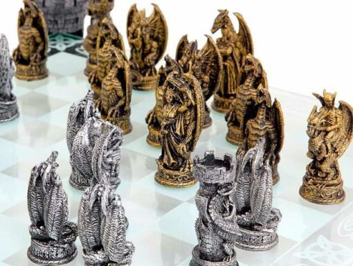 Tablero de ajedrez de cristal "Dragones" y juego de ajedrez de resina pintada