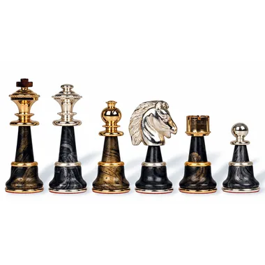 Piezas del juego alineadas, rey, torre, caballo y peón en latón macizo