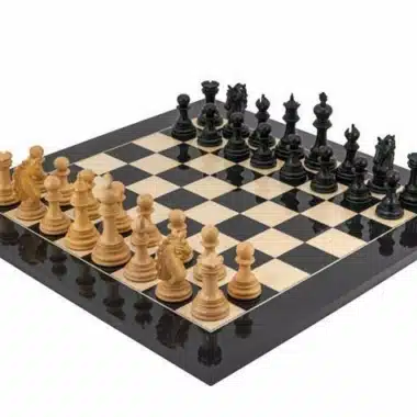 Tablero de ajedrez de madera de arce lacado "Constantine" y juego de ajedrez de madera maciza de ébano