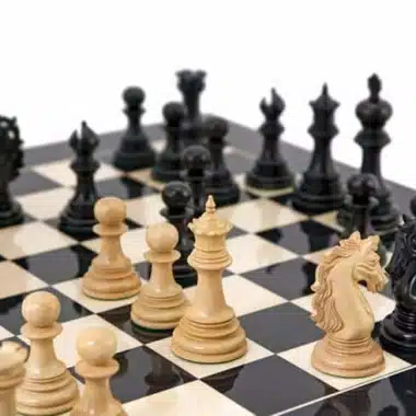 Tablero de ajedrez de madera de arce lacado "Constantine" y juego de ajedrez de madera maciza de ébano