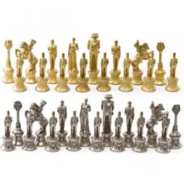 Juego de ajedrez en metal Napoléon completo, piezas doradas y plateadas alineadas