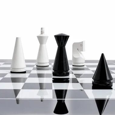 Piezas cónicas de diseño negras y blancas alineadas sobre el tablero lacado