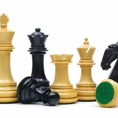 Detalle de las piezas negras y naturales del juego Gambit en madera de boj
