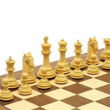 Piezas naturales del juego Gambit alineadas sobre el tablero de madera