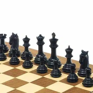 Piezas negras del juego Gambit dispuestas sobre un tablero de madera