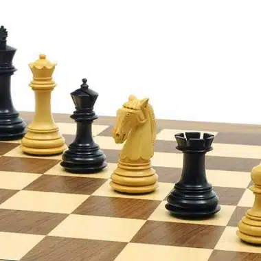 Vista cercana de las piezas Gambit en plena partida sobre el tablero