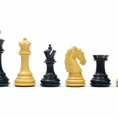 Juego de ajedrez Gambit en madera de boj, piezas negras y naturales alineadas