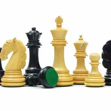 Piezas del juego Gambit con base de fieltro verde visible