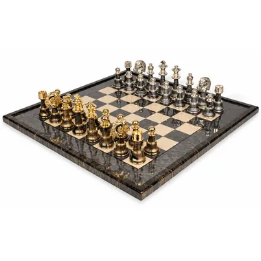 Juego de ajedrez completo visto de frente con tablero de madera y piezas doradas y plateadas