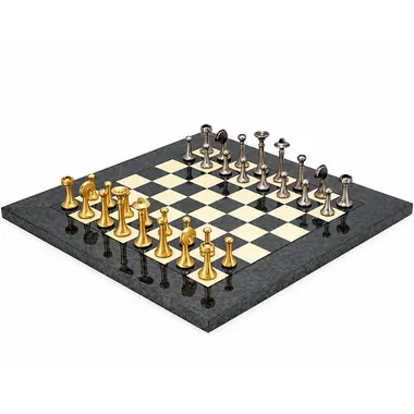 Juego de ajedrez completo, piezas de latón macizo sobre tablero gris y arce