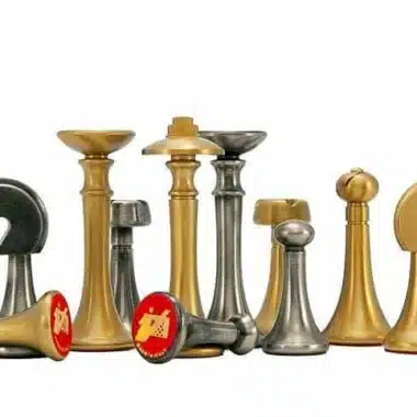 Juego completo de piezas de ajedrez de latón macizo dorado y plateado con escudos rojos