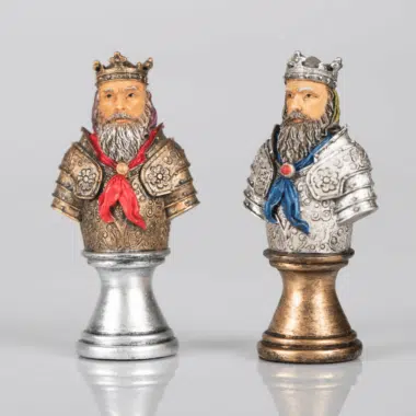 Dos reyes bustos con armadura dorada y plateada, detalle de las coronas