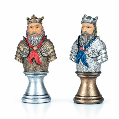 Juego de ajedrez Busto Medieval II sobre tablero negro y dorado, vista general