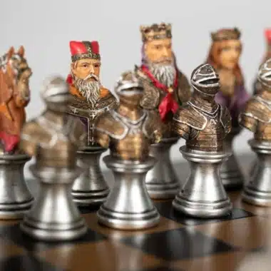 Alternative view of Tablero de ajedrez medieval II en polipiel negra y dorada y juego de ajedrez de resina pintado a mano