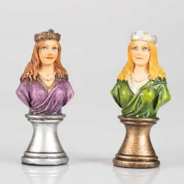 Dos reinas bustos con vestidos morado y verde, detalle de las coronas