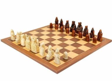 Juego de ajedrez "Isla de Lewis" en madera de nogal y arce y resina