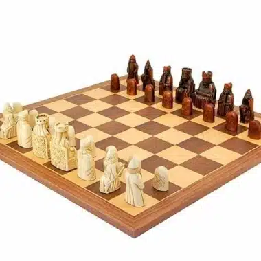 Juego de ajedrez "Isla de Lewis" en madera de nogal y arce y resina