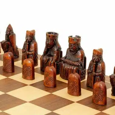 Juego de ajedrez "Isla de Lewis" en madera de nogal y arce y resina