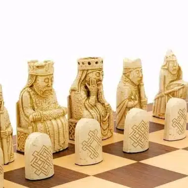 Juego de ajedrez "Isla de Lewis" en madera de nogal y arce y resina