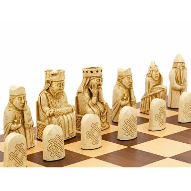 Juego de ajedrez "Isla de Lewis" en madera de nogal y arce y resina