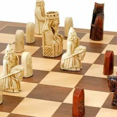 Juego de ajedrez "Isla de Lewis" en madera de nogal y arce y resina