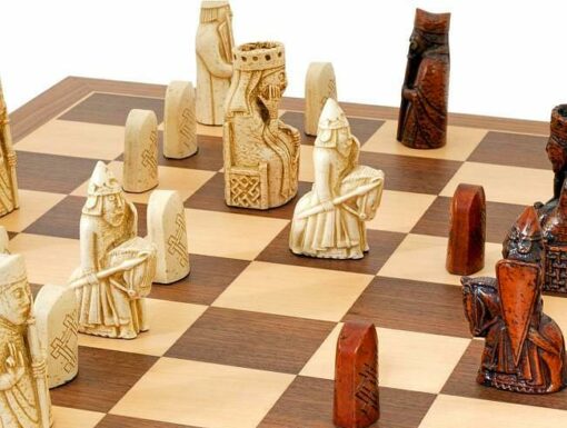 Juego de ajedrez "Isla de Lewis" en madera de nogal y arce y resina