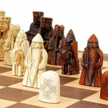 Juego de ajedrez "Isla de Lewis" en madera de nogal y arce y resina