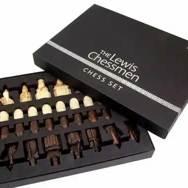 Juego de ajedrez "Isla de Lewis" en madera de nogal y arce y resina