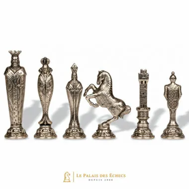 Serie completa de figuras plateadas medievales: rey, dama, caballo y torre