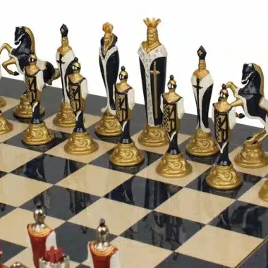 Detalle de las piezas negras y doradas del juego Renaissance sobre el tablero