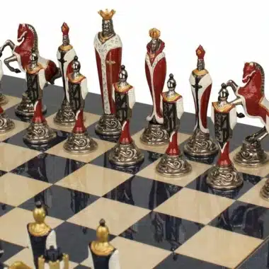 Detalle de las piezas rojas y plateadas del juego Renaissance sobre el tablero