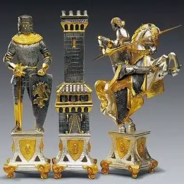 Detalle de las figuras medievales: caballero a pie, torre y caballo dorado a caballo