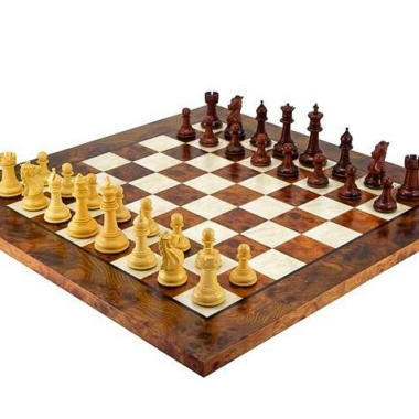 Conjunto Madrid II Tablero de Ajedrez de Madera de Olmo y Brezo Laqueado & Juego de Ajedrez de Madera de Sándalo Rojo