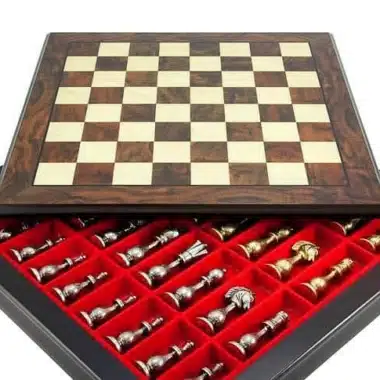 Alternative view of Juego de ajedrez oriental de nogal y arce con compartimento de almacenamiento y juego de ajedrez de latón