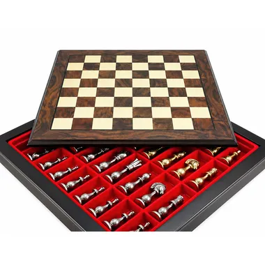 Tablero de ajedrez abierto mostrando el compartimento de almacenamiento forrado de fieltro rojo
