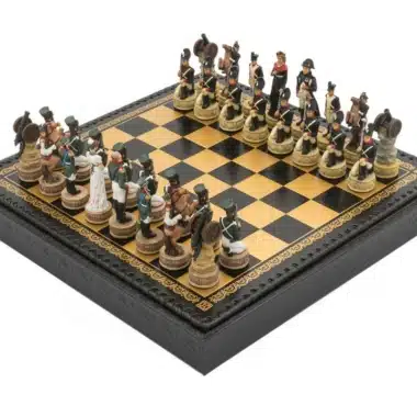 Juego de ajedrez de resina y tablero de cuero negro de la campaña rusa de Napoleón
